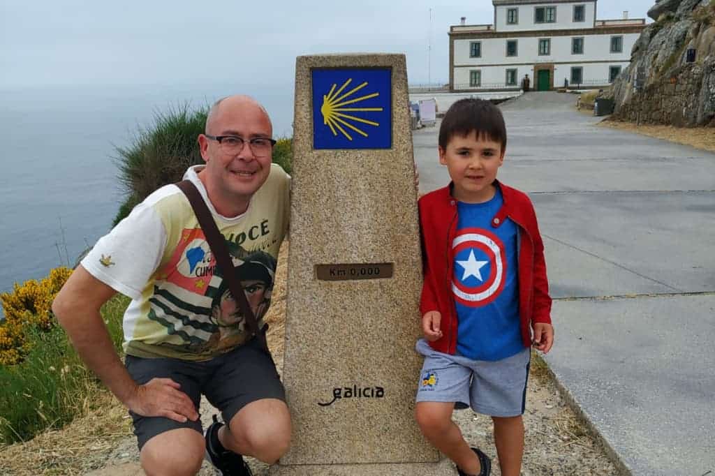 Lorenzo y su hijo en el mojon del kilometro 0 en Finisterre